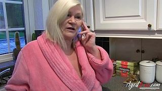 Сочная бабушка сосёт твердый член молодого внука