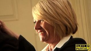 Армянский мужик ебет зрелую замужнюю даму у себя в кабинете на диване