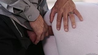 После занятия спортом на природе лысый мужик трахает блондинку на диване