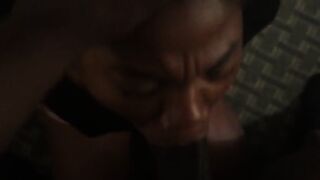 Мужик заставил зрелую негритянку отсасывать здоровенный член перед камерой