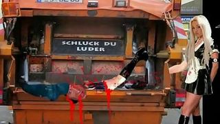 Трансвестит из Германии позирует перед камерой в латексе