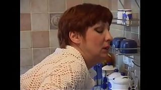 Сын фетишист совратил зрелую мать на еблю и отодрал на кухне, не снимая колготки