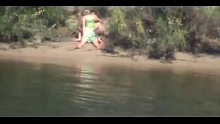 Мужик заснял как на другом берегу реки трахается молодая парочка