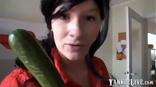 Зрелая немка с большими дойками помастурбировала киску длинным огурцом