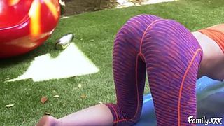 Зрелый папашка натянул на кукан молоденькую дочь во дворе дома после занятий йогой