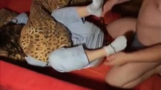 Пузатый мужик натягивает анус своей грудастой девушки на постели