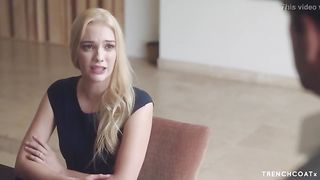 Утонченная блондинка получает член в письку стоя у стены