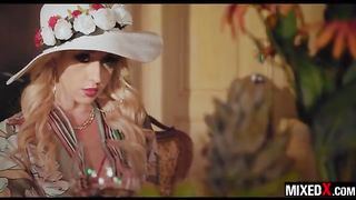 Красотка в шляпе трахается в жопу с негром