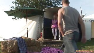 Городские шлюхи жёстко трахаются с сельскими парнями на улице