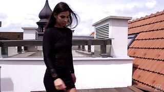 Накаченный мужик наполнил киску давалки спермой после ебли