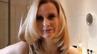 Зрелая белобрысая домохозяйка любит интенсивный утренний секс с соседом