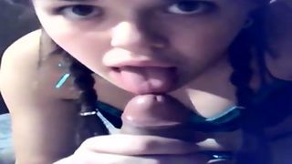 Девушка с косичками отсасывает большой член приёмного отца