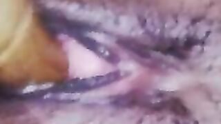 Тёлка ебёт свою возбуждённую пизду скалкой и доводит до оргазма