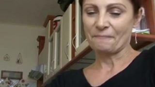 Русская мамка ебется со своим сыном на кухонном столе